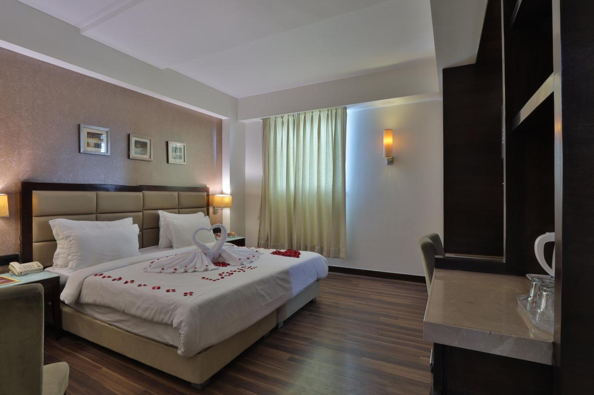 Krios Hotel - Near Sg Highway, Ahmedabad Exterior photo
